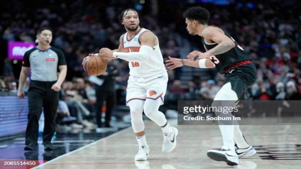 The New York Knicks Jalen Brunson #11 Controls Ball against Toumani Camara #33 (1)