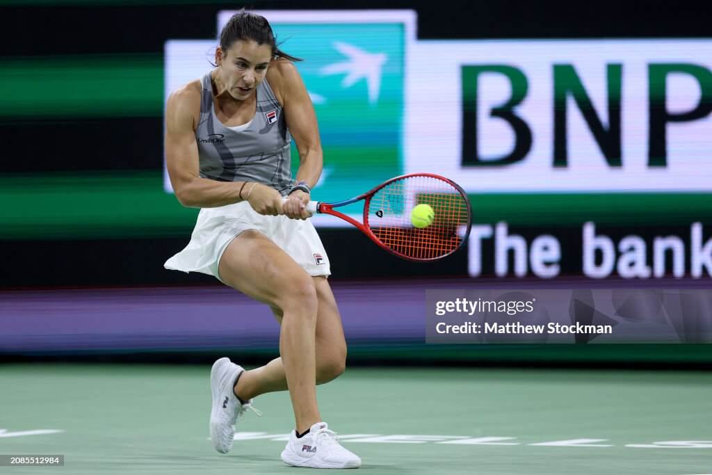BNP Paribas Open 2024 - Day 12INDIAN WELLS, CALIFORNIA - MARCH 14: Emma Navarro of the United States returns a shot to Maria Sakkari of Greece during the BNP Paribas Open at Indian Wells Tennis Garden on March 14, 2024 in Indian Wells, California. (Photo by Matthew Stockman/Getty Images)