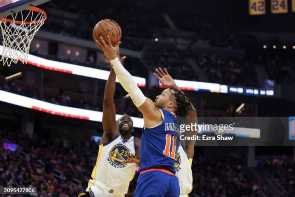 New York Knicks Guard Jalen Brunson attempting contested layup against the Warriors.