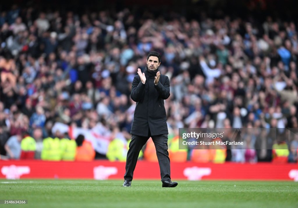 Arsenal coach Mikel Arteta clapping