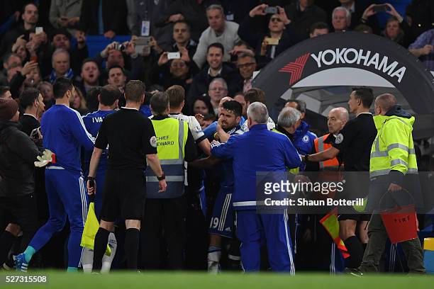 Chelsea players fight Tottenham players