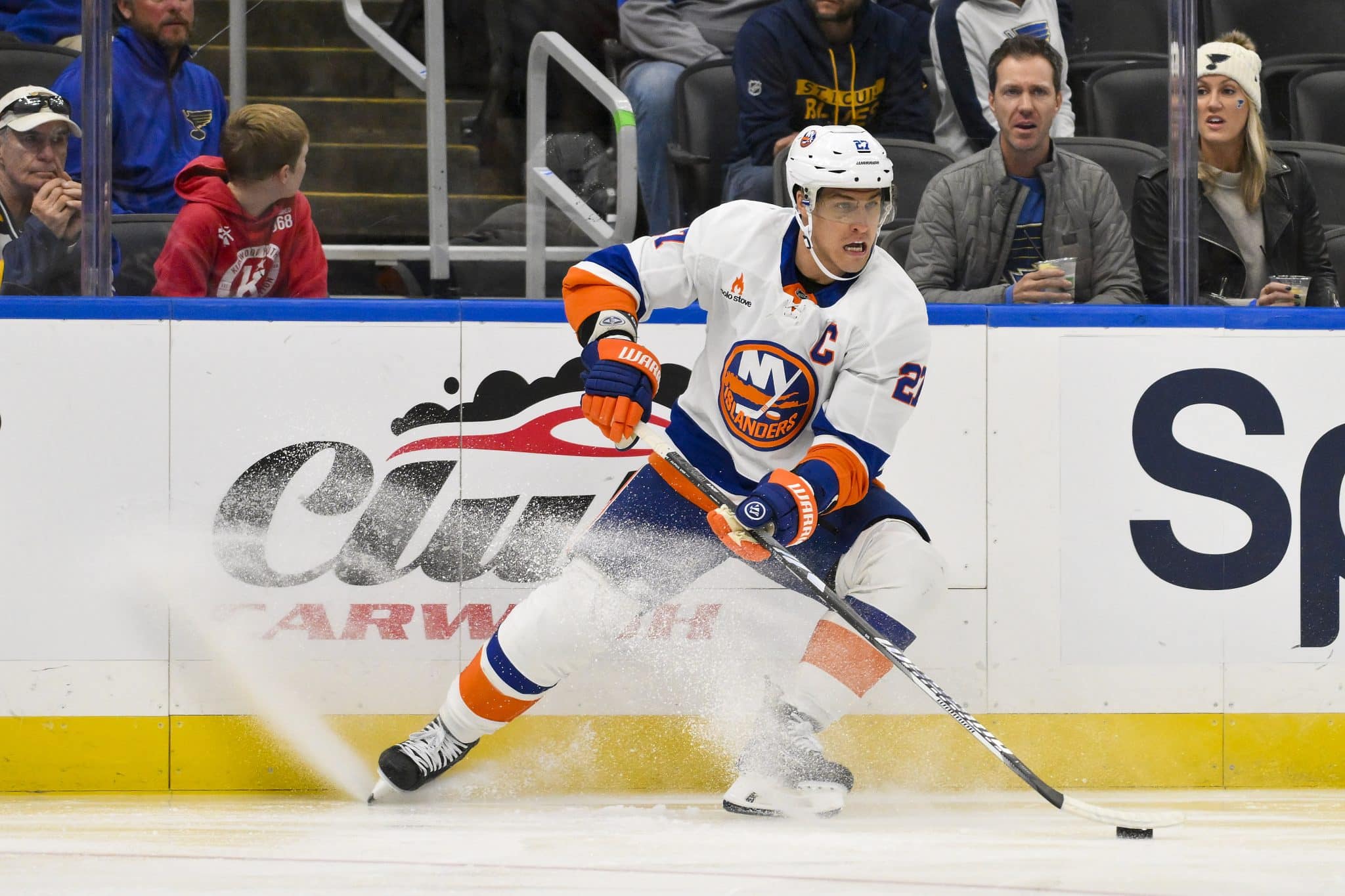 The New York Islanders defeated the Montreal Canadiens.