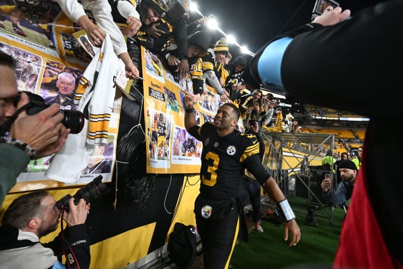 The Pittsburgh Steelers defeated a depleted New York Giants team.