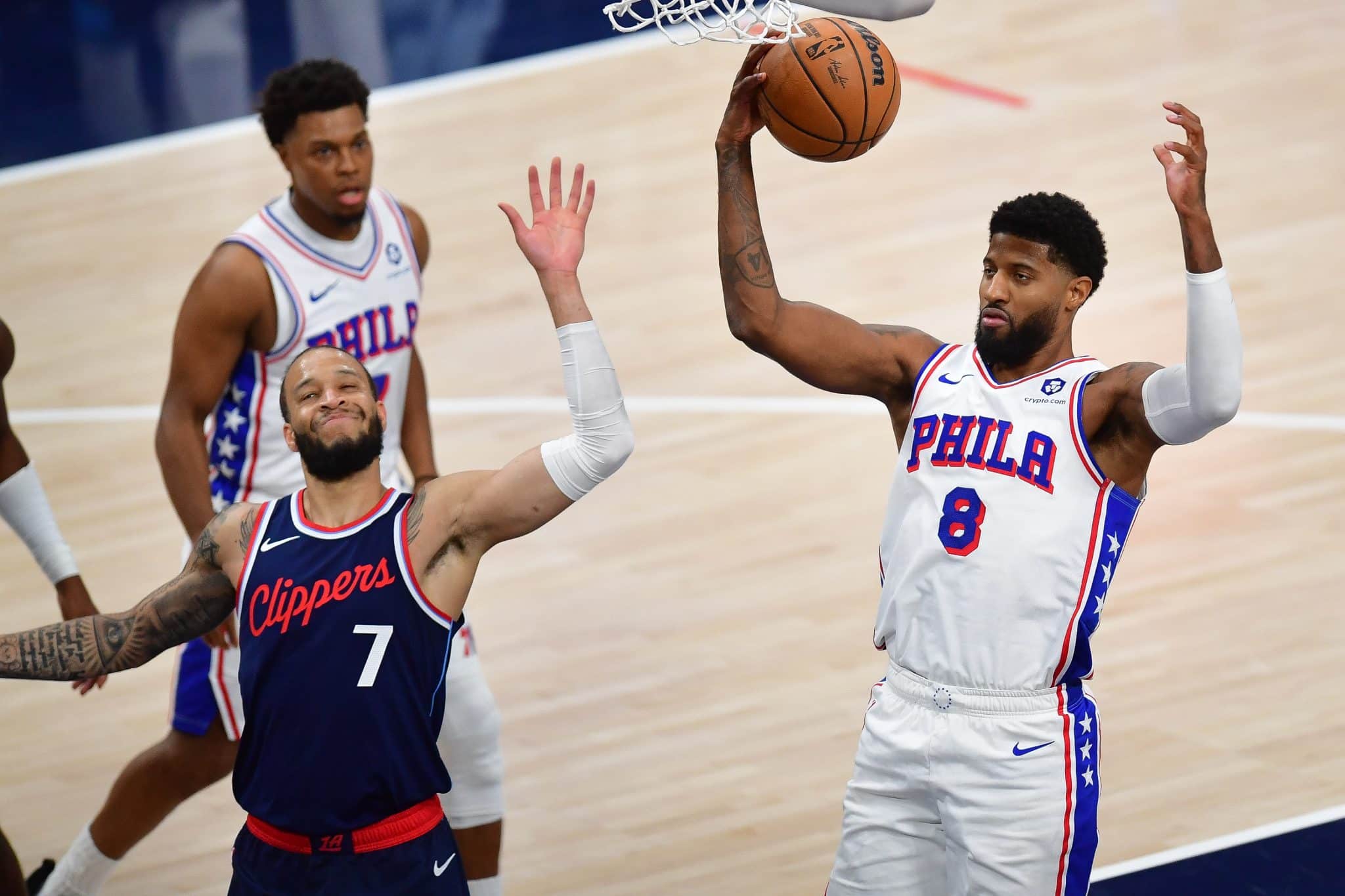 The Philadelphia 76ers fell last night to the Los Angeles Clippers.