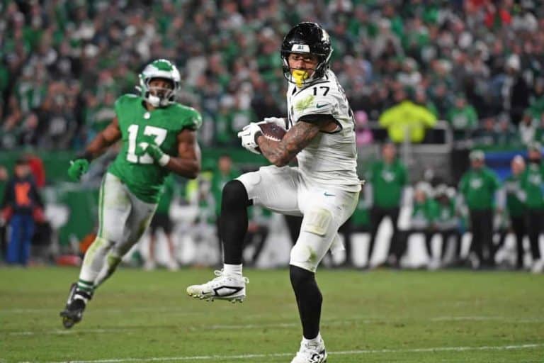 Denver Broncos sign Evan Engram