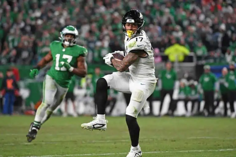 Denver Broncos sign Evan Engram