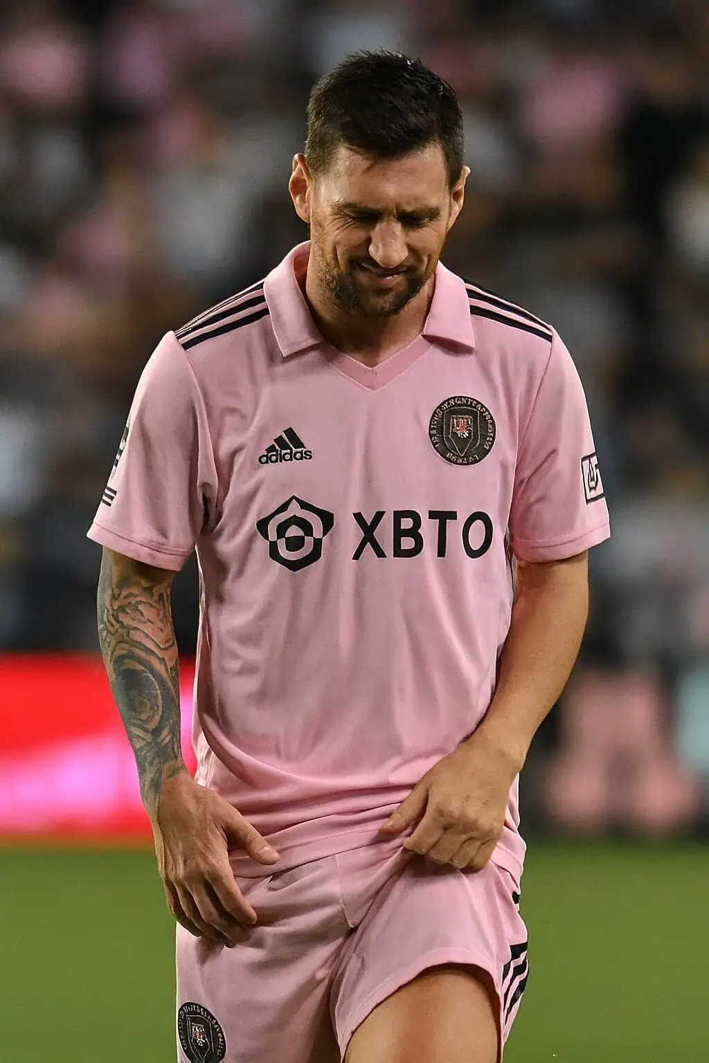 Lionel Messi limping