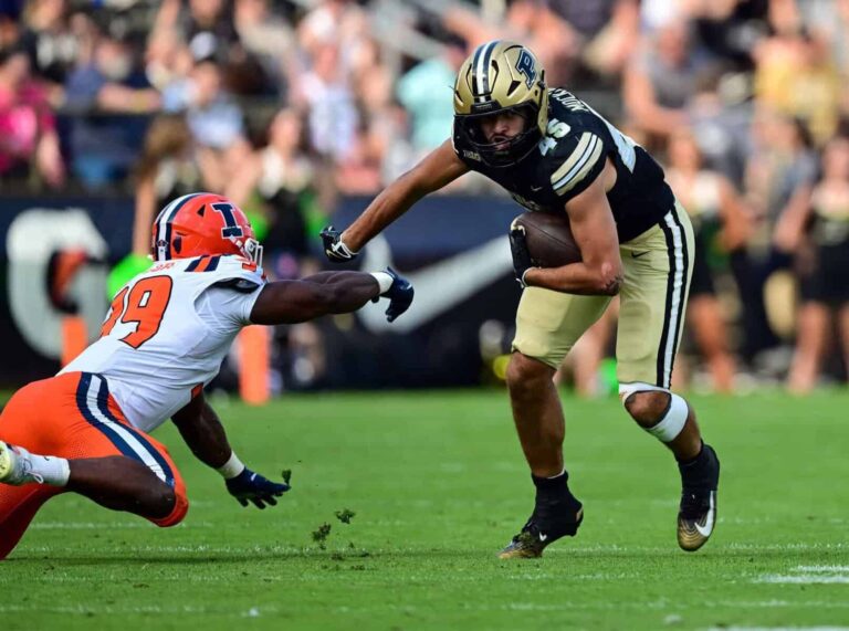 Altmyer and Beatty Lead Illinois’ Explosive 43–27 Win over Purdue, Keeping Big Ten Title Hopes Alive