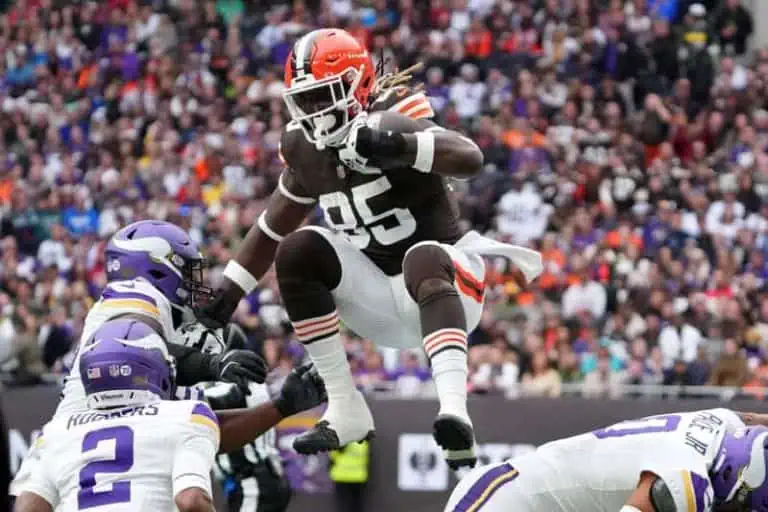 David Njoku’s Knee Injury Leaves Cleveland Browns In a Tight Spot Against Miami