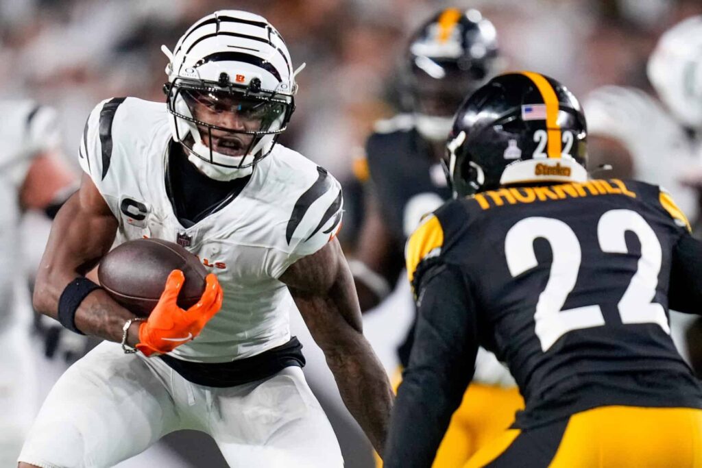 Cincinnati Bengals wide receiver Ja’Marr Chase (1) runs with a catch in the fourth quarter of the NFL Week 7 game between