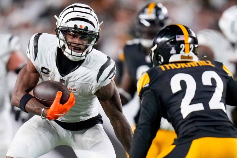 Cincinnati Bengals wide receiver Ja’Marr Chase (1) runs with a catch in the fourth quarter of the NFL Week 7 game between