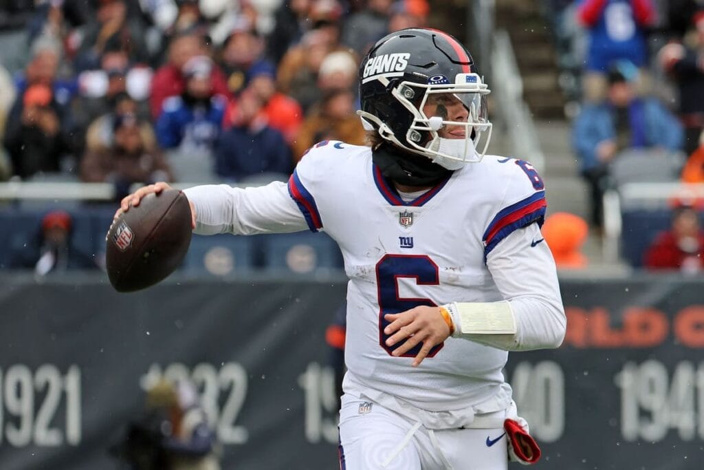 New York Giants quarterback Jaxson Dart (6) drops back to pass against the Chicago Bears during the first half at Soldier Field.