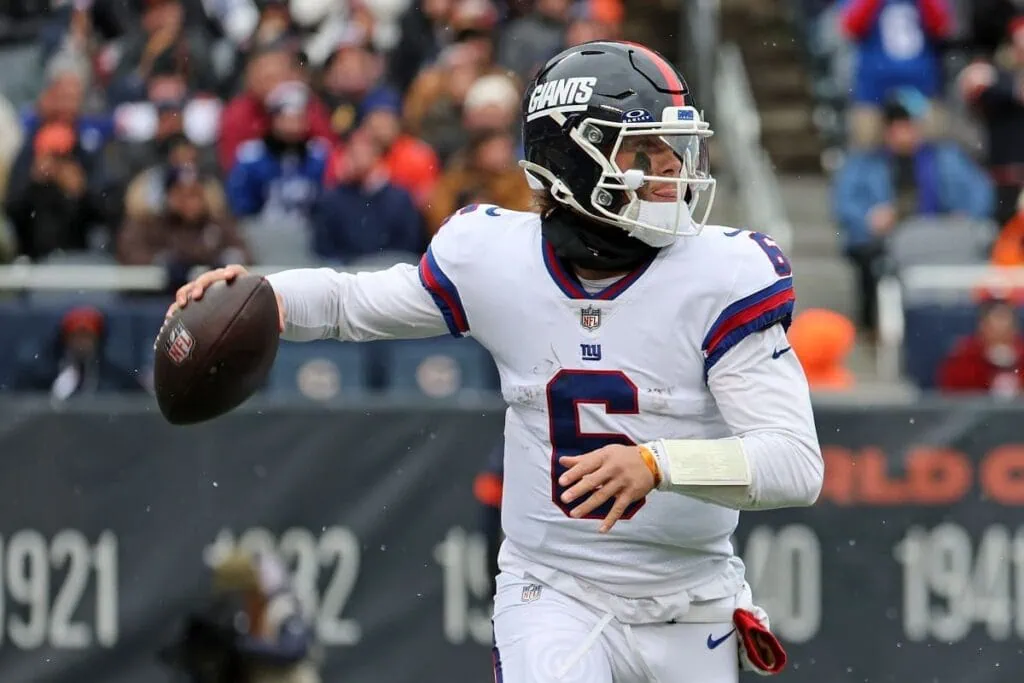 New York Giants quarterback Jaxson Dart (6) drops back to pass against the Chicago Bears during the first half at Soldier Field.