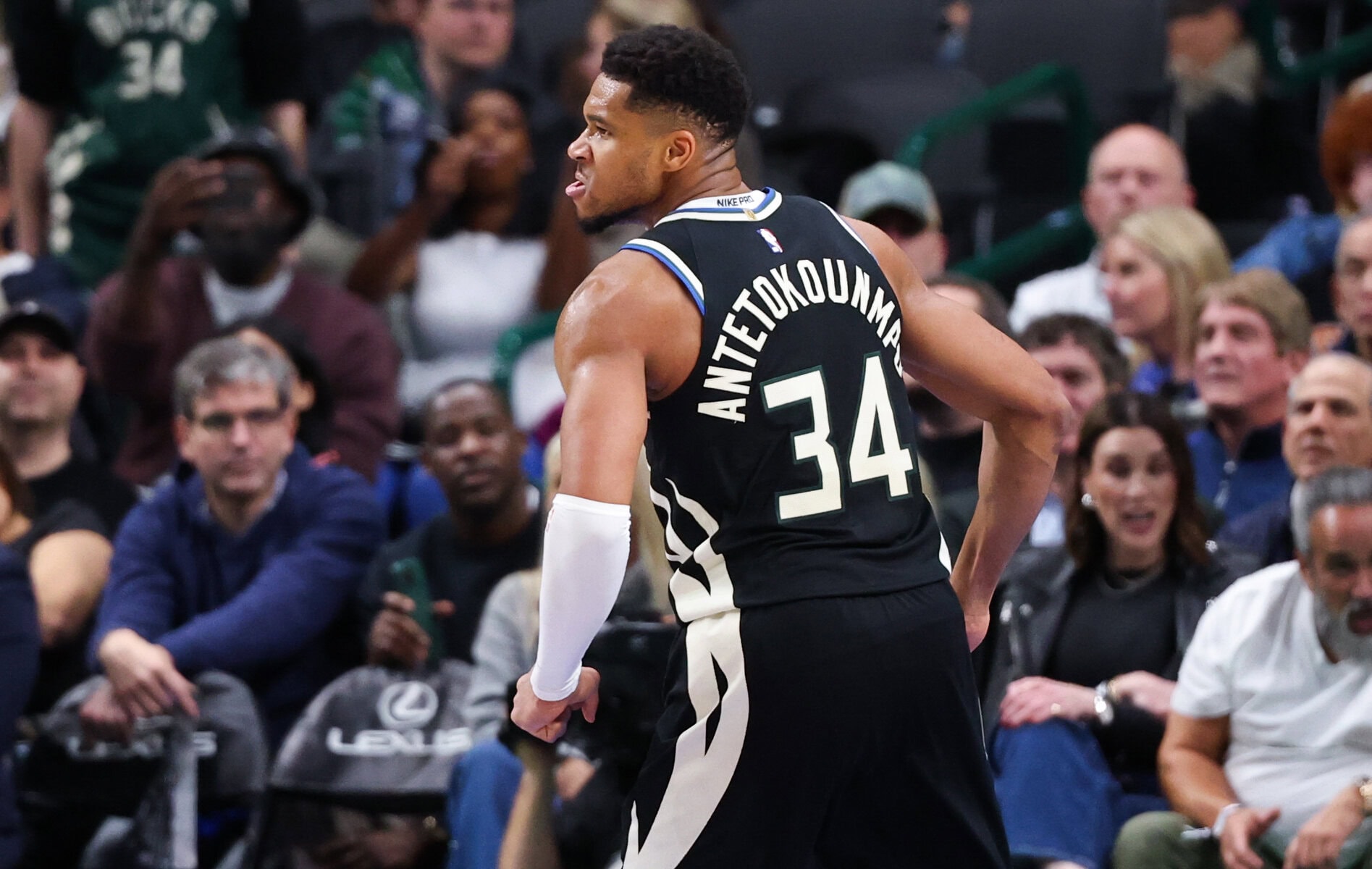 Milwaukee Bucks Giannis Antetokounmpo