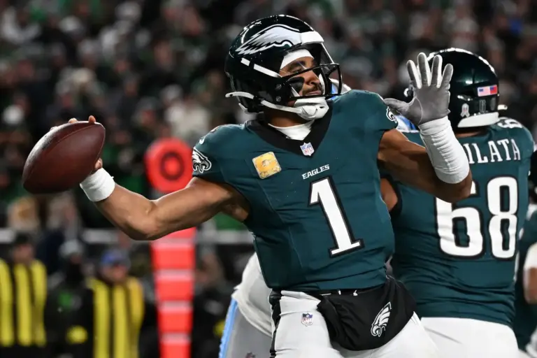 Jalen Hurts throwing a pass vs Detroit Lions