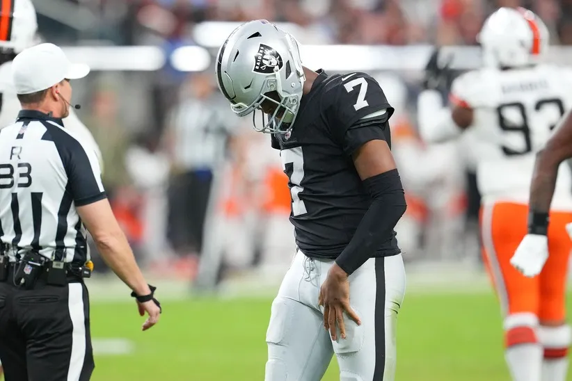 Geno Smith appeared to give Raiders fans the finger.