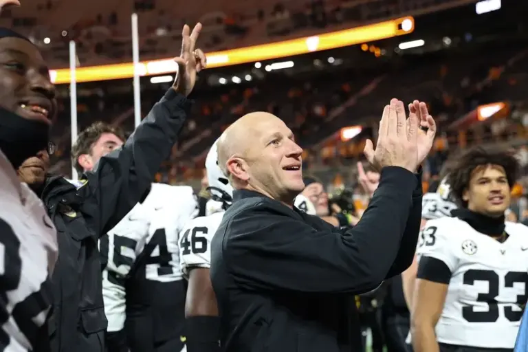 Vanderbilt defeats Tennessee.