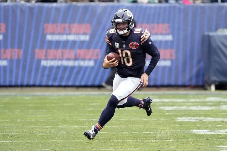 Chicago Bears quarterback Caleb Williams (18) scrambles during the first half against the New York Giants at Soldier Field.