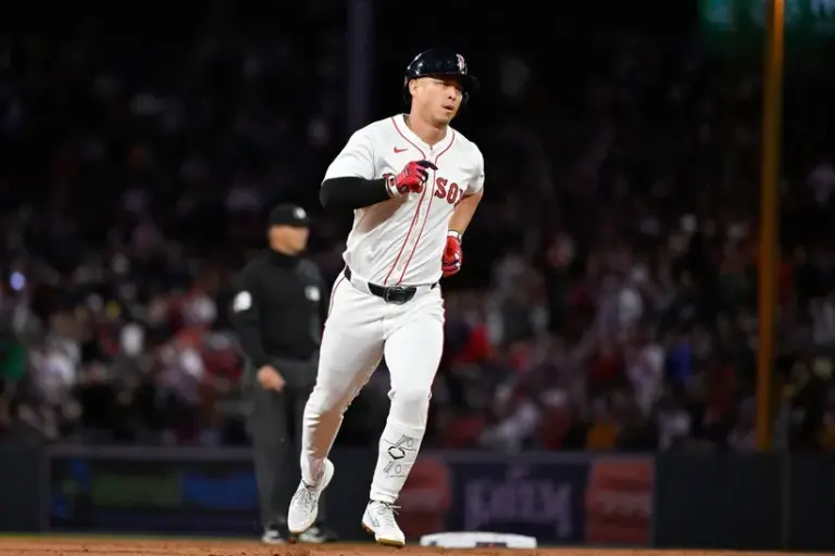 Rob Refsnyder is headed to the Mariners.