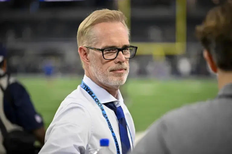 Joe Buck wins prestigious award.