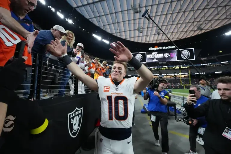 Broncos win AFC West.