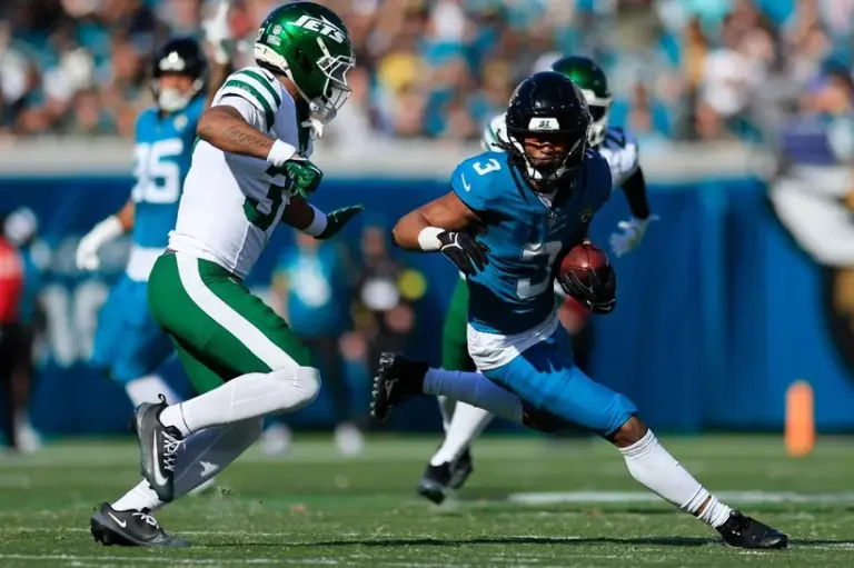 Jakobi Meyers has signed a contract extension.