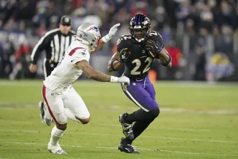 Derrick Henry benched late against Patriots.