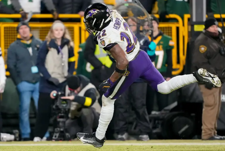 Derrick Henry makes NFL history.