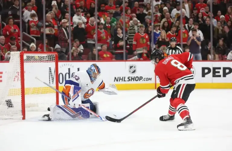 Blackhawks beat Islanders.