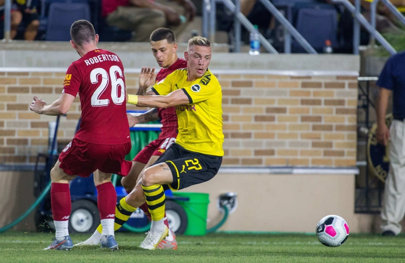 Borussia Dortmund player dribbling