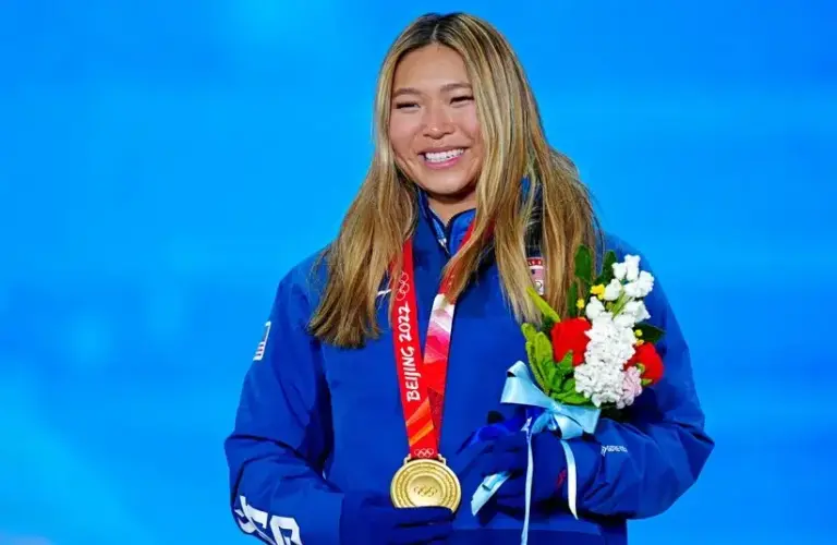 Chloe Kim 2022 Olympic Gold Medal With Flowers On Shoulder. Did Texas know who she is?