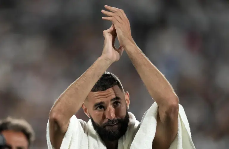 Benzema clapping the fans