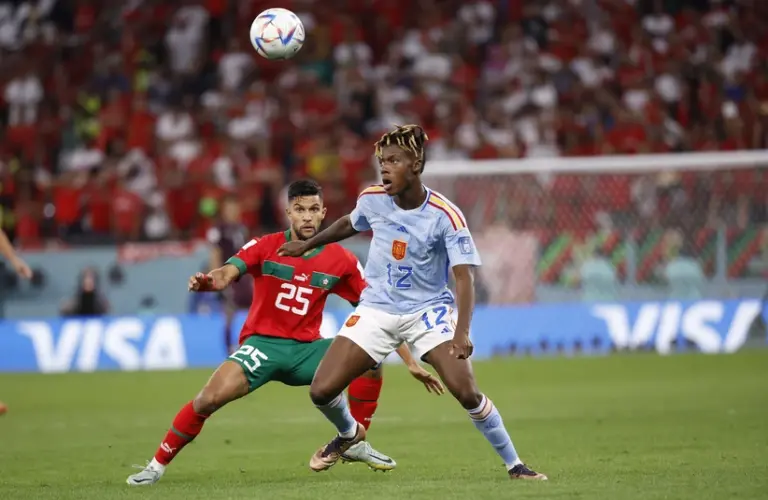 Nico Williams receiving a pass