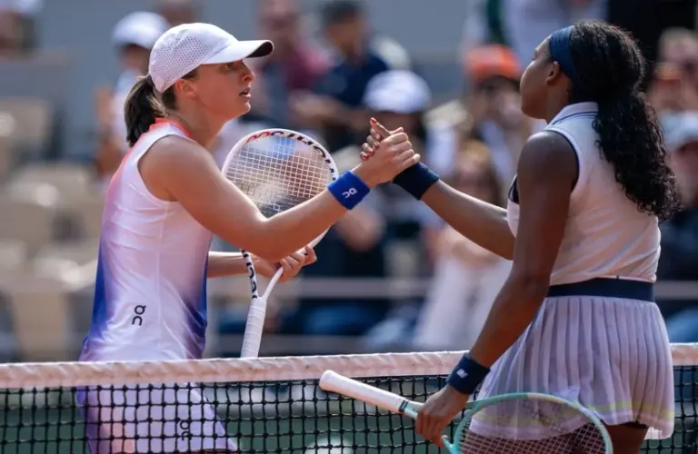 Swiatek shaking hands with Gauff