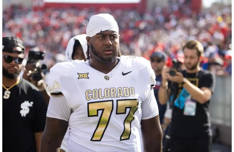 Jordan Seaton (77) against the Arizona Wildcats at Arizona Stadium.