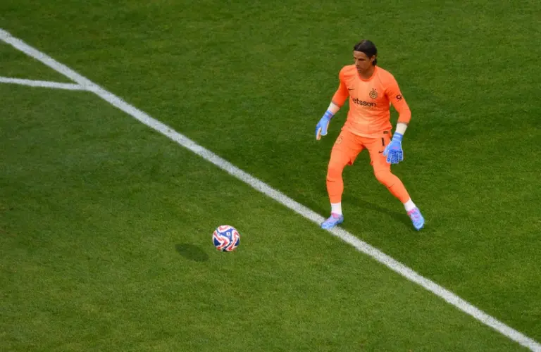 Tottenham keeper receiving the ball