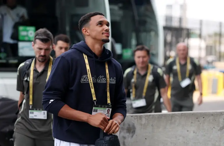 Arnold seeing the fans