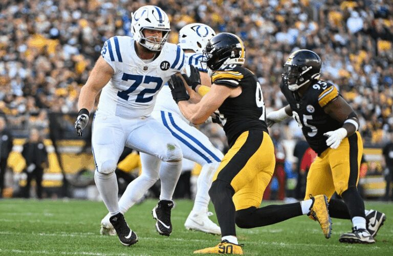 Colts Braden Smith attempts a block on a Steelers player.