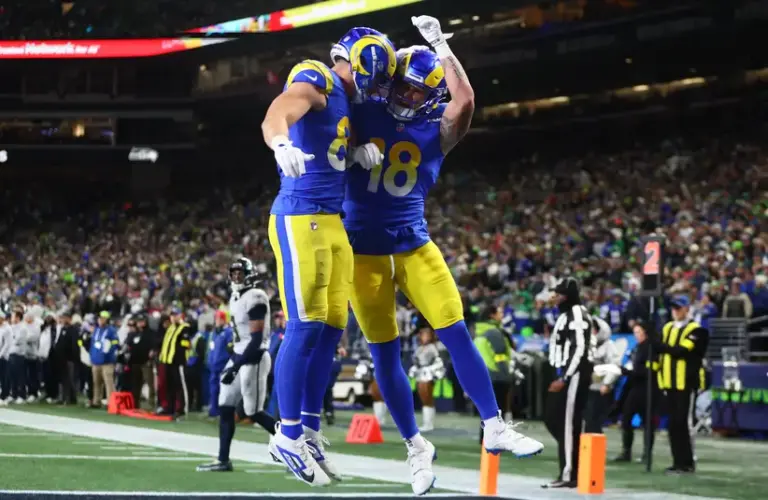 Rams TEs Terrance Ferguson (18) and Davis Allen (87).