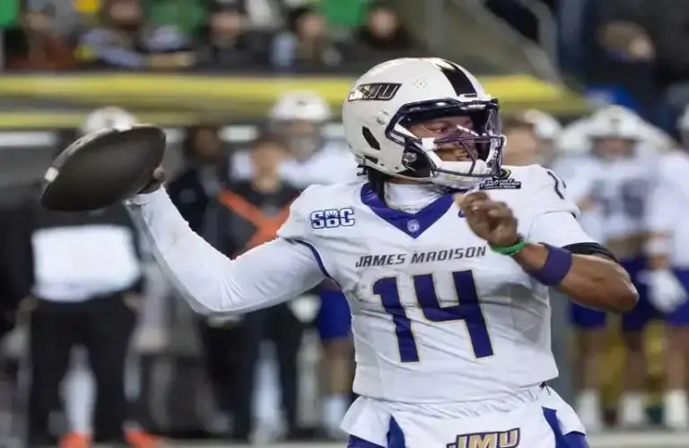 Alonza Barnett III throwing a pass vs Oregon Ducks in CFP First Round