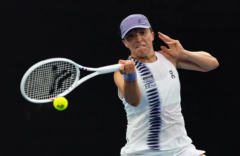 Swiatek smacks a forehand