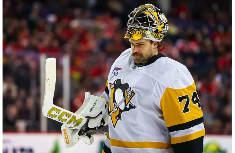 Pittsburgh Penguins goaltender Stuart Skinner (74)
