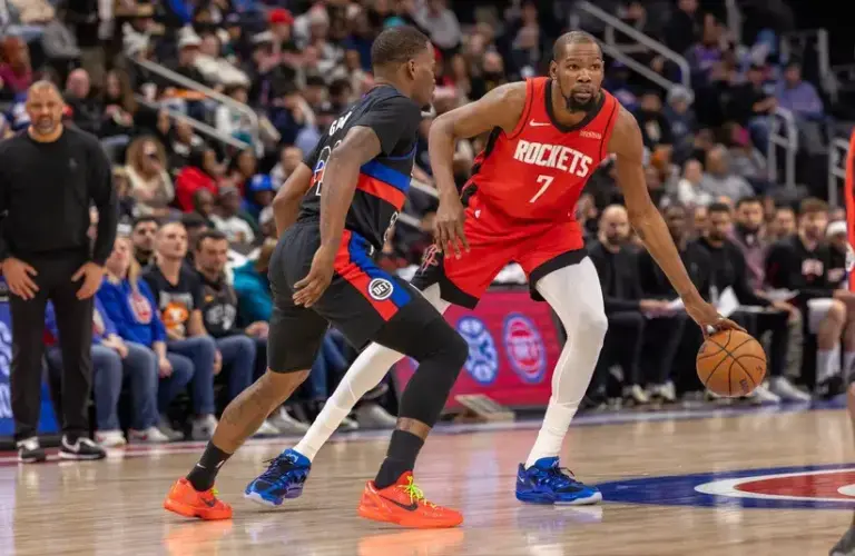 Detroit Pistons guard Javonte Green (31) defends against Houston Rockets forward Kevin Durant (7) during the first half.