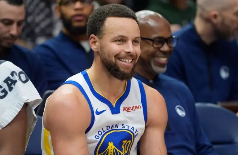 Curry smiling on the bench