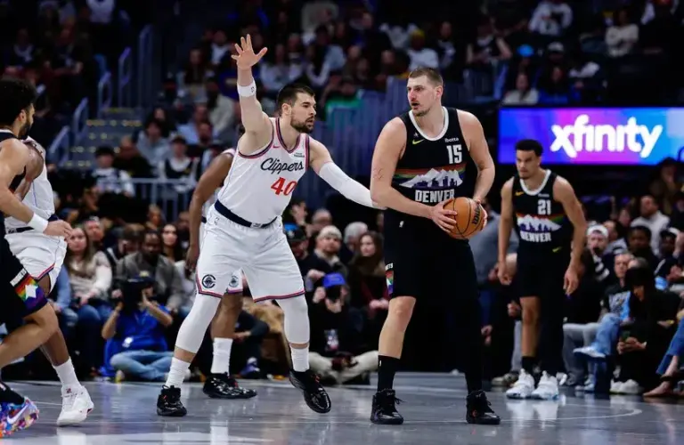 Denver Nuggets center Nikola Jokic (15) controls the ball as Los Angeles Clippers center Ivica Zubac (40) guards in the first quarter.
