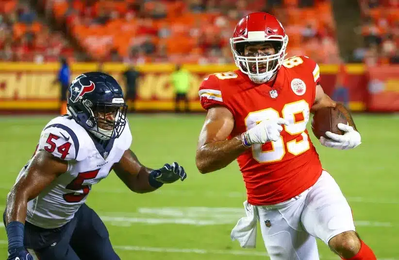 Kansas City Chiefs tight end Jace Amaro (89) runs against Houston Texans linebacker LaTroy Lewis (54)