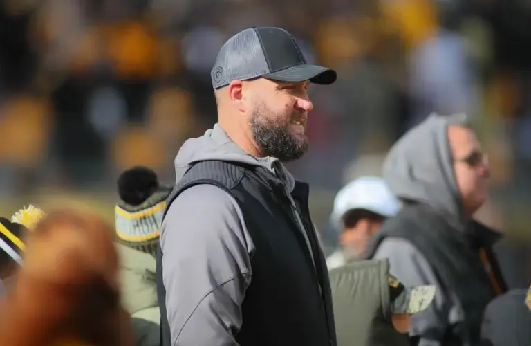 Former Pittsburgh Steelers quarterback Ben Roethlisberger watches the Steelers warm up from the sidelines