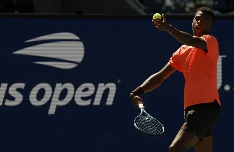 Perricard preparing a serve