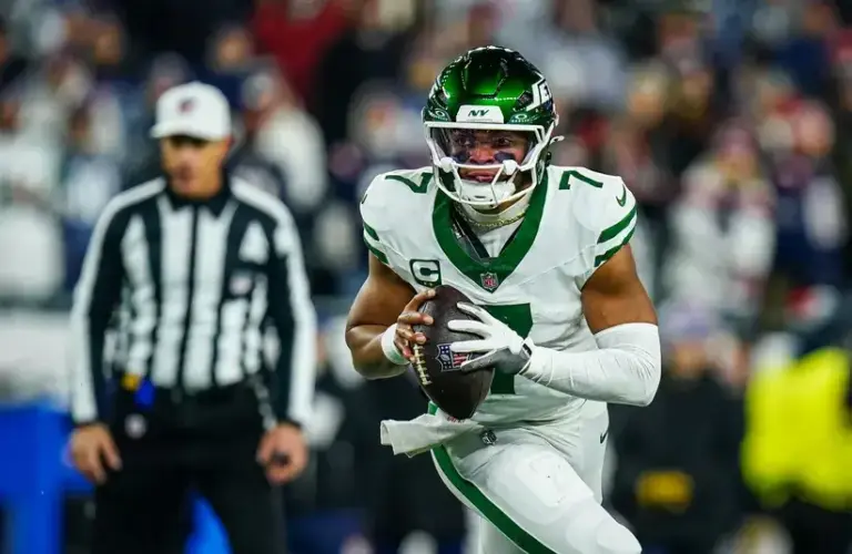New York Jets Justin Fields Running Out Of The Pocket In Game Against New England Patriots