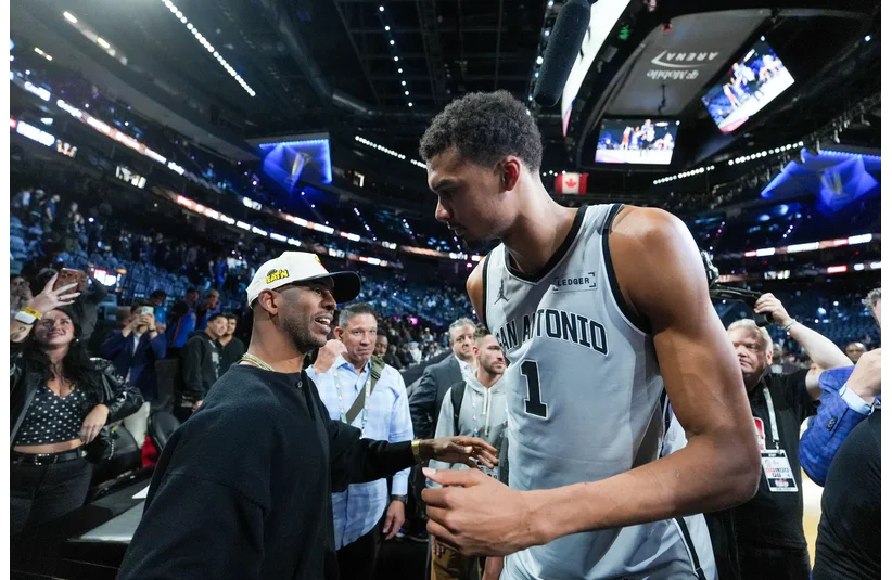 Chris Paul congratulating Victor Wembanyama after the semi-finals of the NBA Cup.